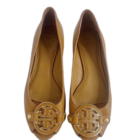 Tory Burch Leticia Peep Toe Wedges Tan Leather Brown Logo Medallion Size 9 - Picture 2 of 11